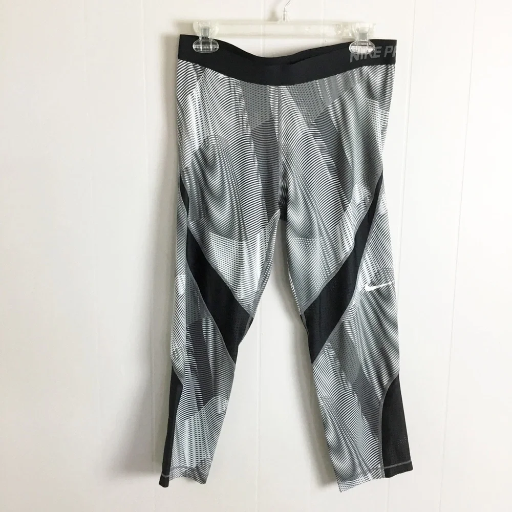Nike Pro Size XL Cropped Black & White Gym Pants